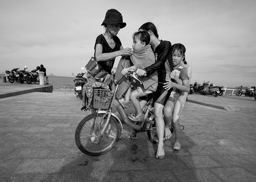 Nhiếp ảnh gia Nguyễn An Di - Street Life A small family